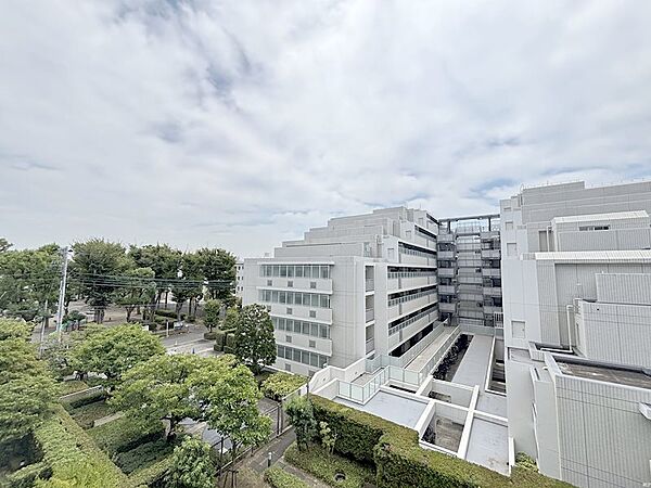 バルコニーからの眺望　4階南向きで陽当たり良好です