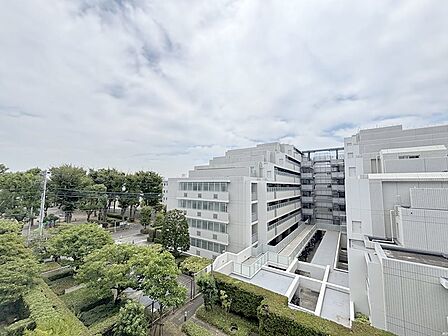 バルコニーからの眺望 4階南向きで陽当たり良好です