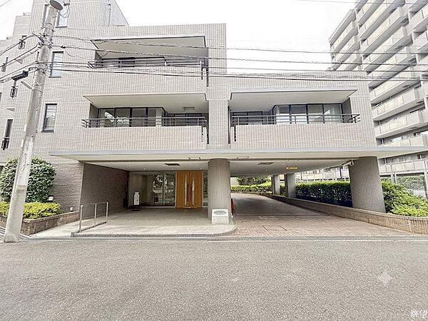 エントランス　商店街から少し奥に入った閑静な立地　※この画像は一部CG加工をしています。