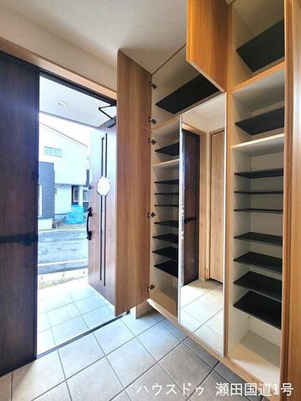 家族全員分の靴をすっきり収納できる大容量の収納です。