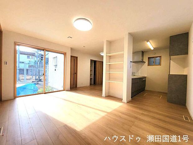 大きな掃き出し窓から自然光が豊富に入り込み、室内全体が明るく、心地よい空間になっています。