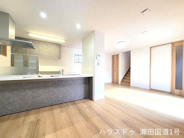 スタイリッシュなシステムキッチンは、リビング・ダイニングが見渡せるため、料理をしながらでも家族とコミュニケーションが取りやすい配置です。