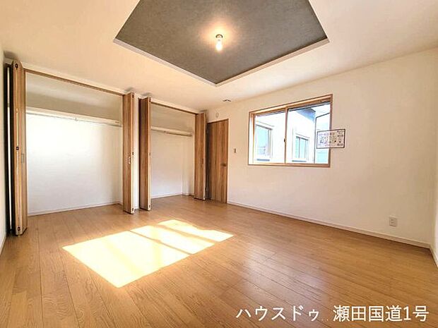 2F9.4帖洋室です。クローゼットも備え付けられているため、衣類や小物をスッキリ収納できます。