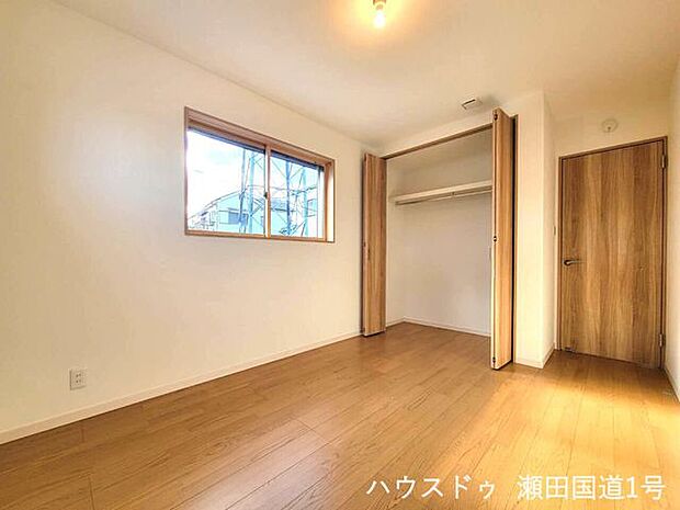 2F5.9帖洋室です。クローゼットも備え付けられているため、衣類や小物をスッキリ収納できます。