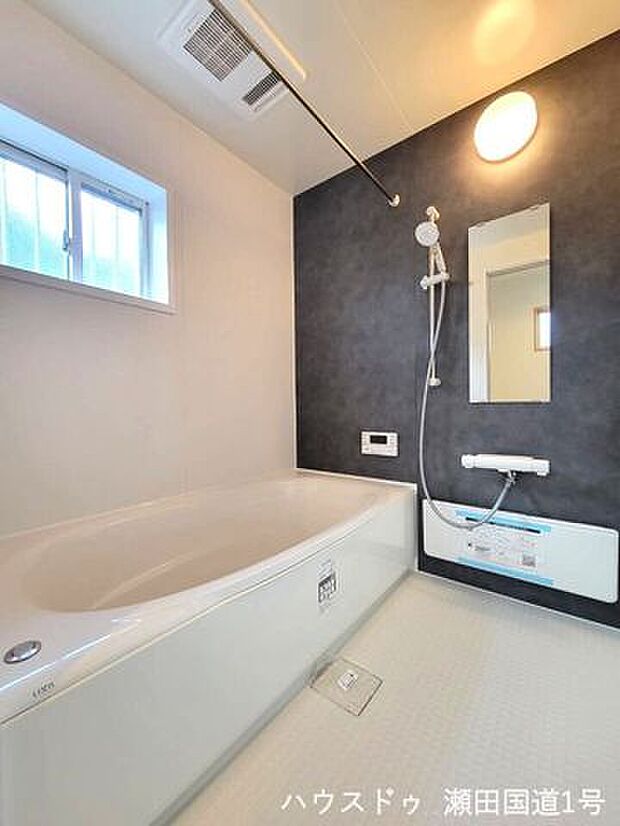 ゆったりした浴槽で一日の疲れを癒せます。