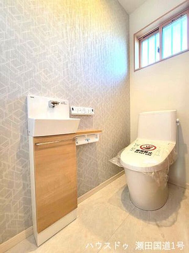 白を基調とした清潔感のあるトイレです。