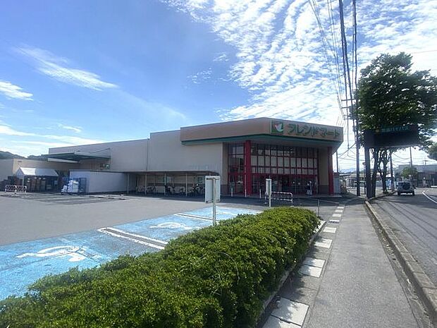 【フレンドマート石山寺辺店】営業時間は9:30〜21:00です。100円ショップの「ザ・ダイソー フレンドマート石山寺辺店」が併設されています。 320m