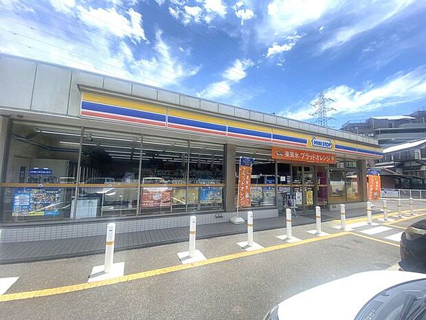 【ミニストップ 大津石山寺3丁目店】24時間営業、 イオン銀行のATMを利用することも可能です。 380m
