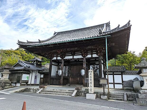 石山寺【石山寺】京阪石山寺駅から徒歩約10分です。開門時間: 8:00〜16:30で、入山料は600円です。真言宗の大本山で、西国三十三所観音霊場第十三番札所として知られています。 1250m
