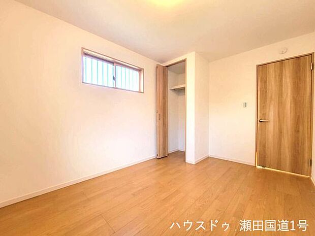 2F5.6帖洋室です。クローゼットも備え付けられているため、衣類や小物をスッキリ収納できます。