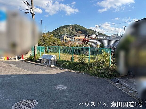 目の前に公園があります。