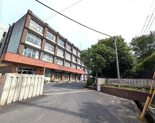 【大津市立北大路中学校】「豊かな知性と情操を備え、心身ともに健康で「自主力行」に励む生徒の育成」 を教育目標に掲げています。 1360m