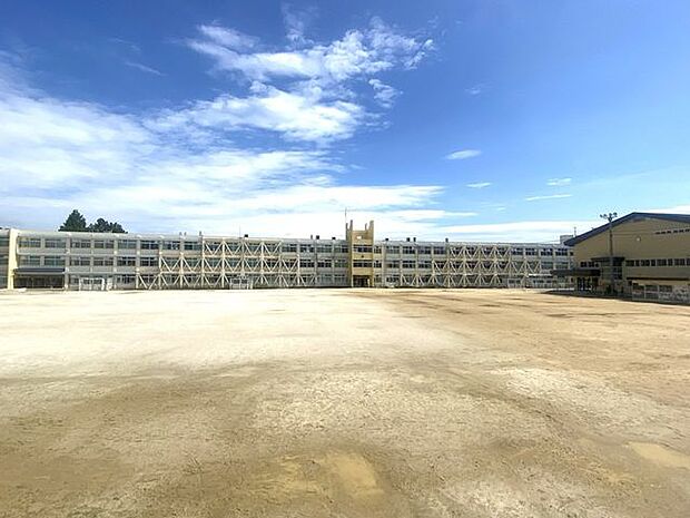 【大津市立晴嵐小学校】「求めて学ぶ子」〜ふるさと晴嵐に愛着と誇りを〜を教育目標に掲げています。 1400m