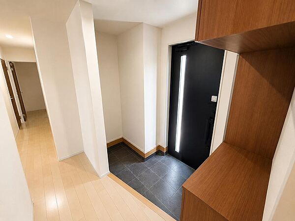 ゆとりある玄関スペースが住まいの第一印象を演出。収納力も備えた使いやすい設計です。※画像はCGによる加工を施しております。