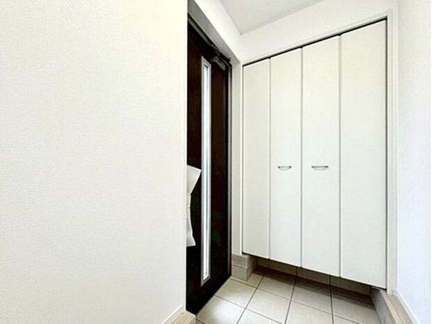 同仕様写真玄関にはたっぷり収納できるシューズ収納を設け、すっきりとした空間を保てます。