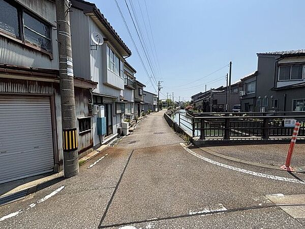 運河沿いの落ち着いた街並みが魅力です。