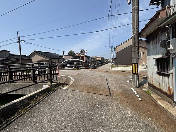 ゆったりとした水辺の景色が広がる住環境。季節の移ろいを身近に感じながら暮らせます。
