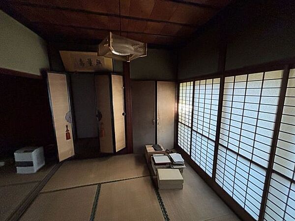 1階和室障子窓からやさしい光が差し込む和室。ゆったりとくつろげる空間です。