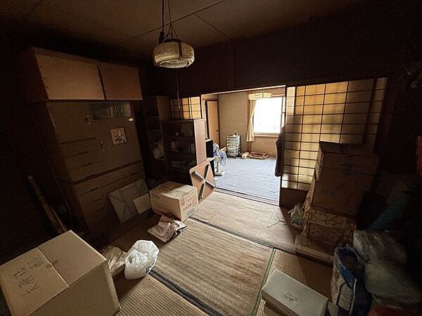 2階和室やわらかな光が差し込む和室。静かに過ごせる落ち着いた空間です。