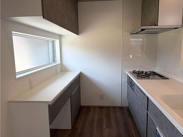 キッチンとカップボードをグレーでコーディネート。統一感のある、おしゃれで洗練されたキッチン空間です。※掲載写真は1号地のものです