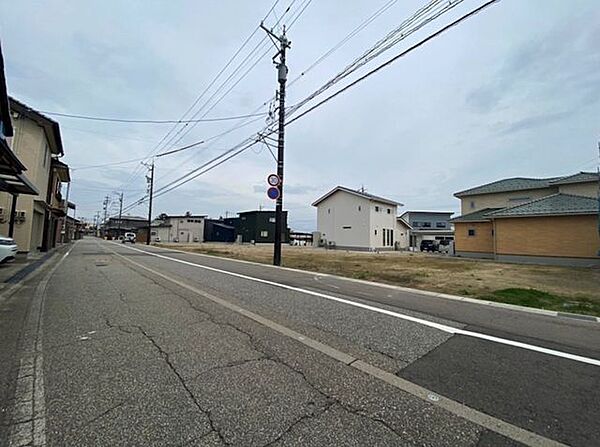 前面道路には融雪装置があり、雪の日も安心です。