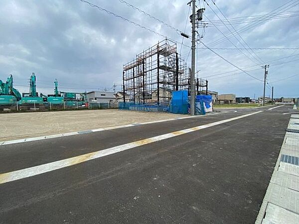 前面道路には融雪装置があり、雪の日も安心です。
