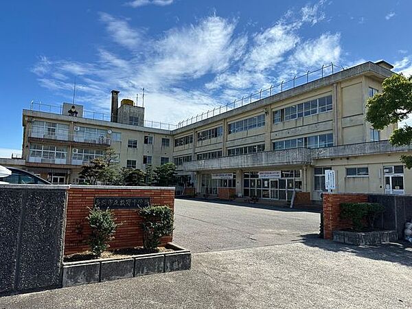 高岡市立牧野中学校 644m