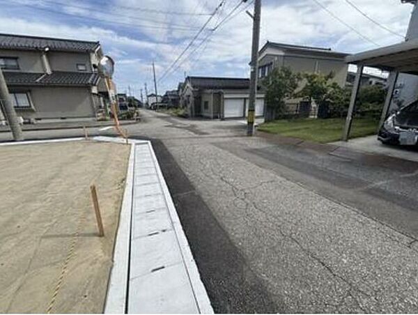 ＊前面道路　約6.1mを含む外観写真＊
