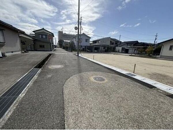 ＊前面道路　約6.2mを含む外観写真＊