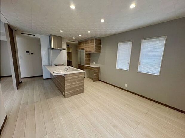 約22帖の広々LDK。キッチン横にダイニングを配置し、配膳や片付けもスムーズ。家族が自然と集まる心地よい空間です。