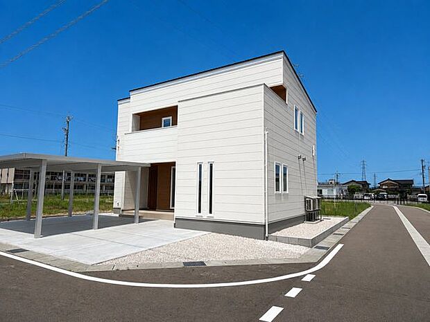 角地ならではの開放感が魅力。整った分譲地内に建つ新築住宅で、快適な暮らしを叶えます。