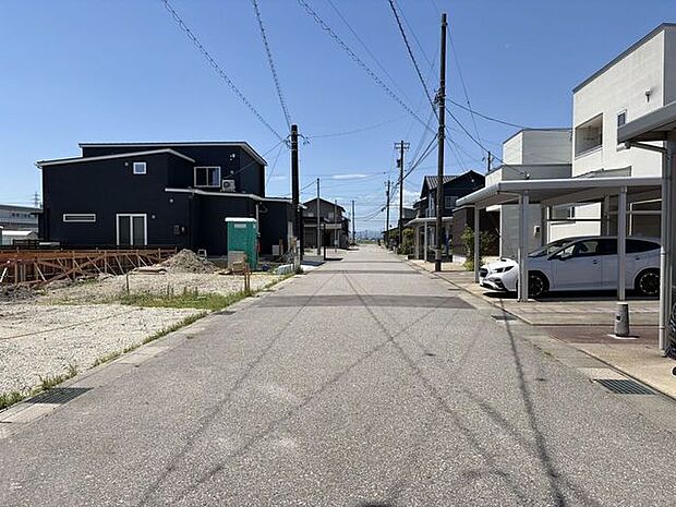 東から　道路も広くて便利＆快適です！