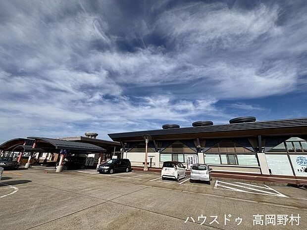 道の駅カモンパーク新湊 570m