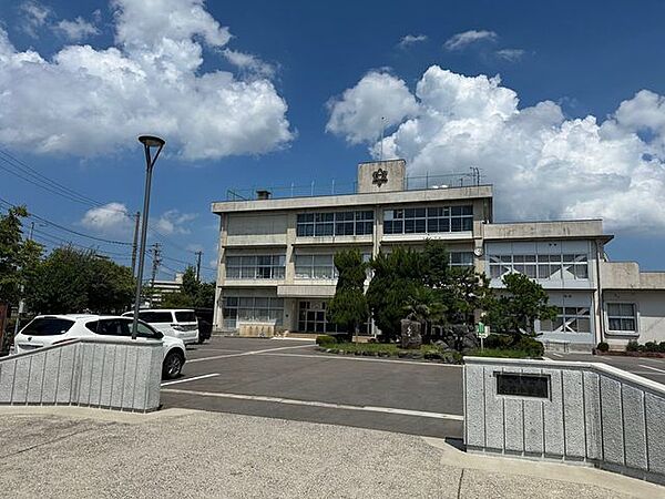 高岡市立木津小学校 800m