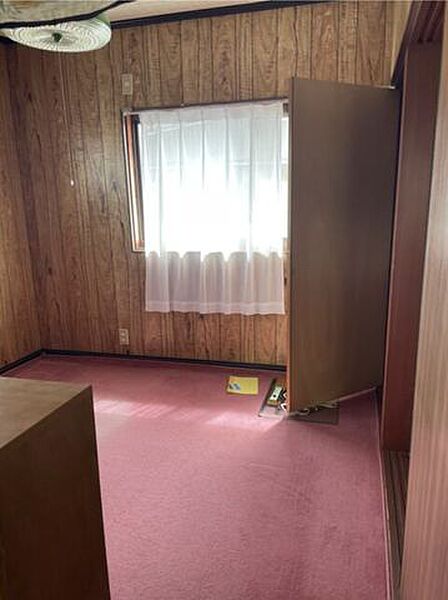 自然光が差し込む、明るい洋室