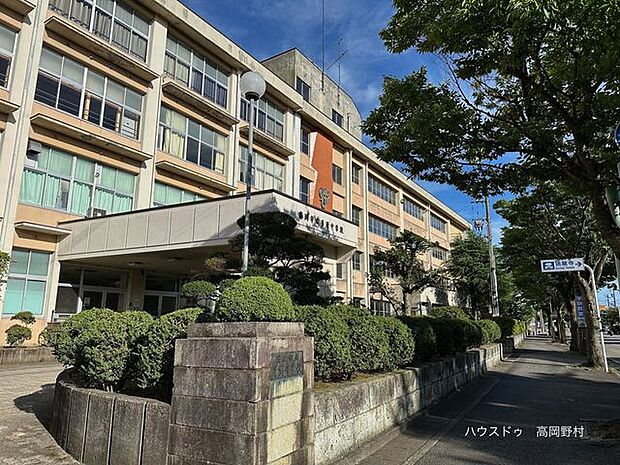 高岡市立芳野中学校 190m