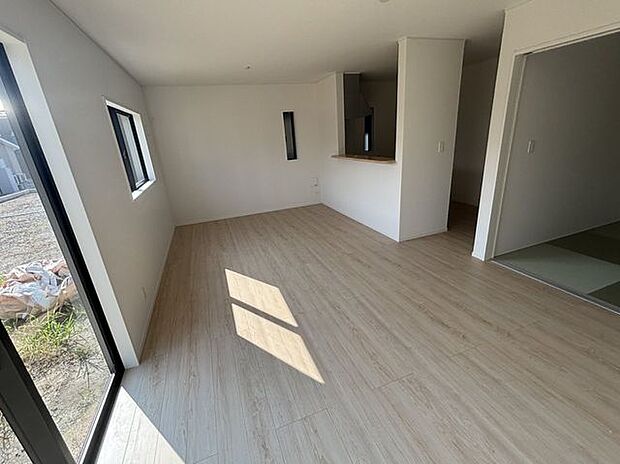 朝の光が差し込む、心地よい18帖LDK