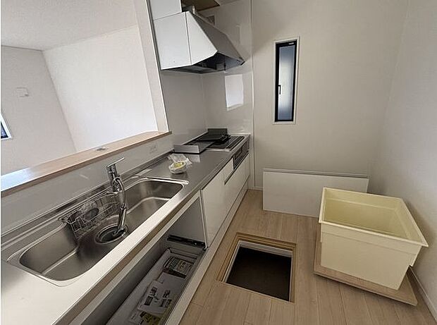 キッチンまわりをすっきり保てる、便利な床下収納付き♪