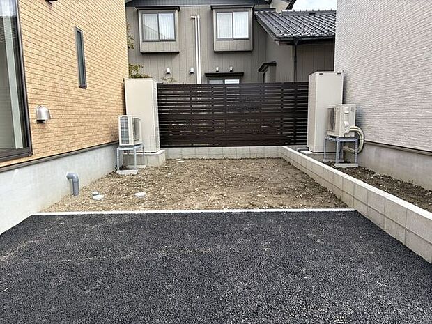 小さなお子さまの遊び場にしたり、家庭菜園を楽しんだり。暮らしに合わせて使えるお庭です