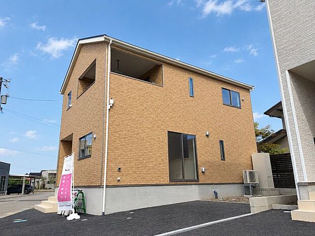 スーパー「サンコー」や公園、内科も近く、日々の暮らしに便利。落ち着いた閑静な住宅街で、穏やかに暮らせそうです。