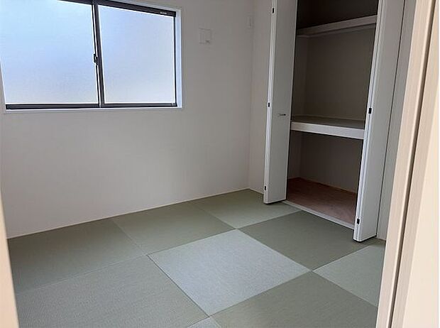 リビング横の4.5帖和室、くつろぎの空間に