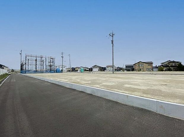 西側道路(農道)を撮影。現地周辺は自然の多い落ち着いた住宅街です。穏やかな環境で暮らせます。