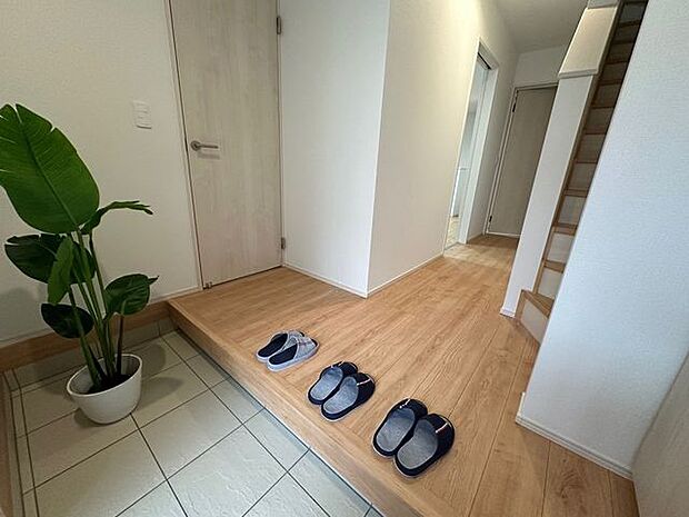 明るくゆとりのある玄関が、ご家族やお客様を心地よく迎えてくれます。