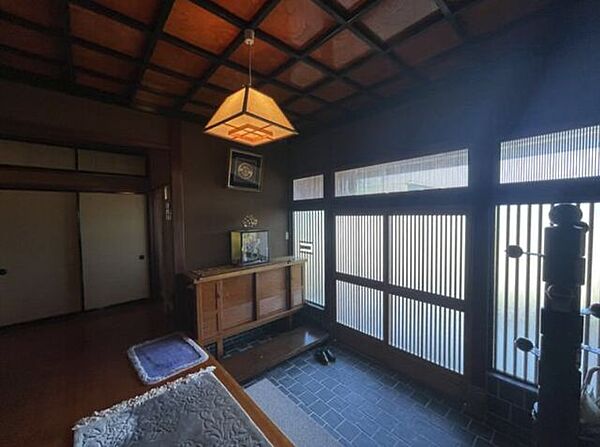 玄関は広々としています。