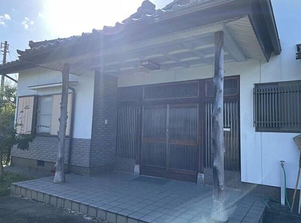 深い軒が雨の日も快適な、和の風情を感じる玄関スペースです。