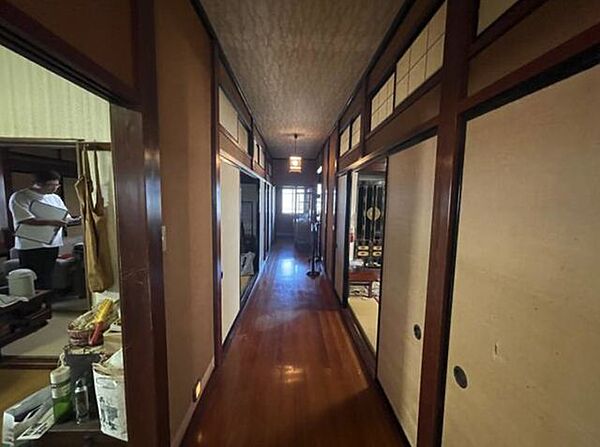 廊下を中心に複数の和室が配置され、落ち着いた雰囲気のある間取りです。
