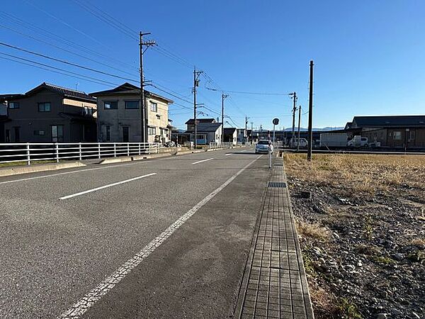 ＊前面道路含む外観写真＊