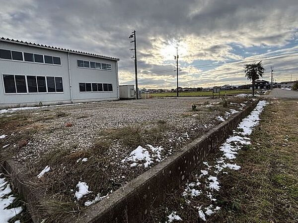 前面に住宅を建築して後方で家庭菜園・ドッグランなど趣味に合わせて色んな用途で活用できます。