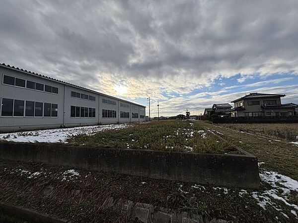 土地後方には農業用水があります。