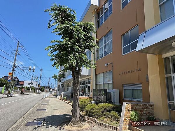 高岡市立野村小学校 1390m